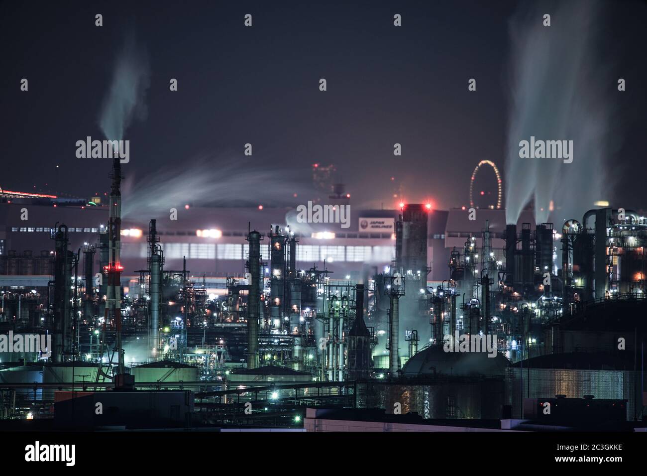 Vista notturna della zona industriale di Keihin, visibile dal Kawasaki Marien Foto Stock