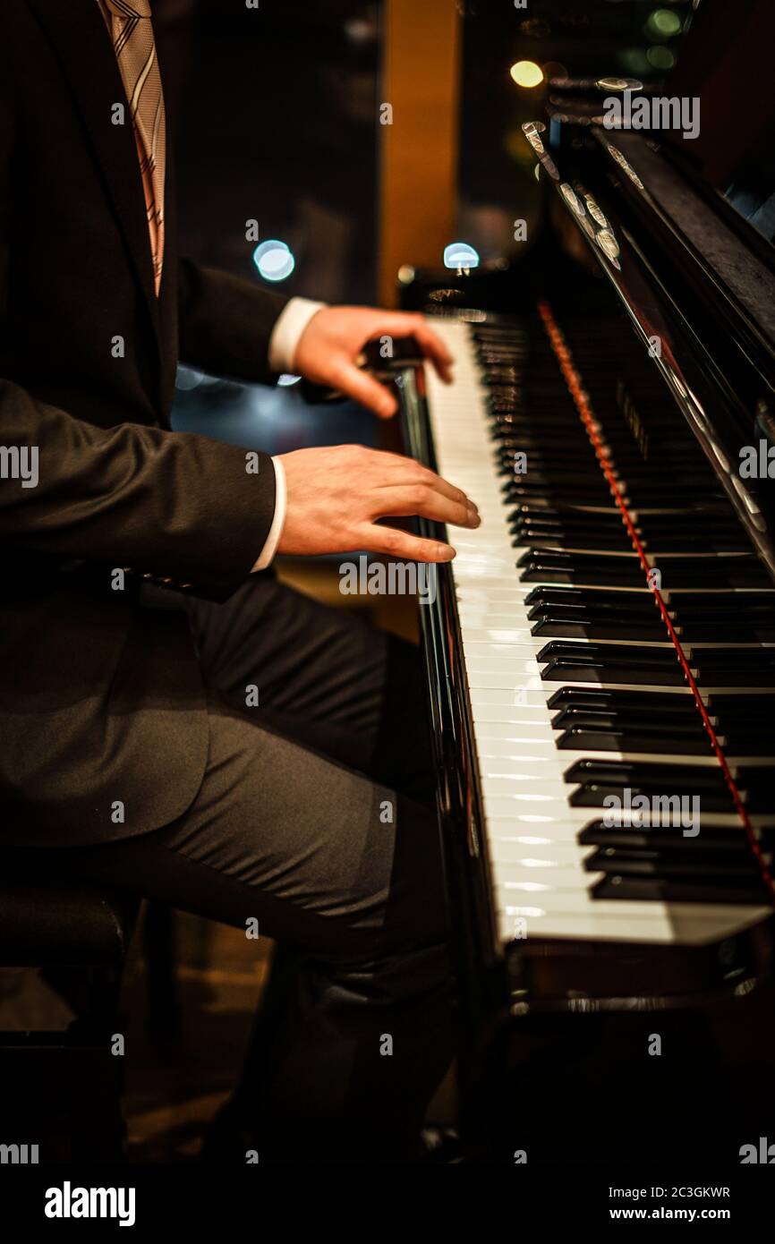 Persone che suonano il pianoforte Foto stock - Alamy
