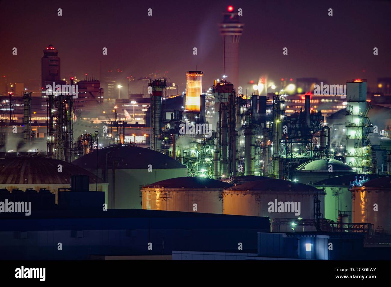 Vista notturna della zona industriale di Keihin, visibile dal Kawasaki Marien Foto Stock