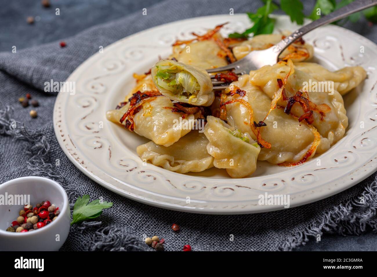 Gnocchi con cavolo è un piatto tradizionale dell'Europa orientale. Foto Stock