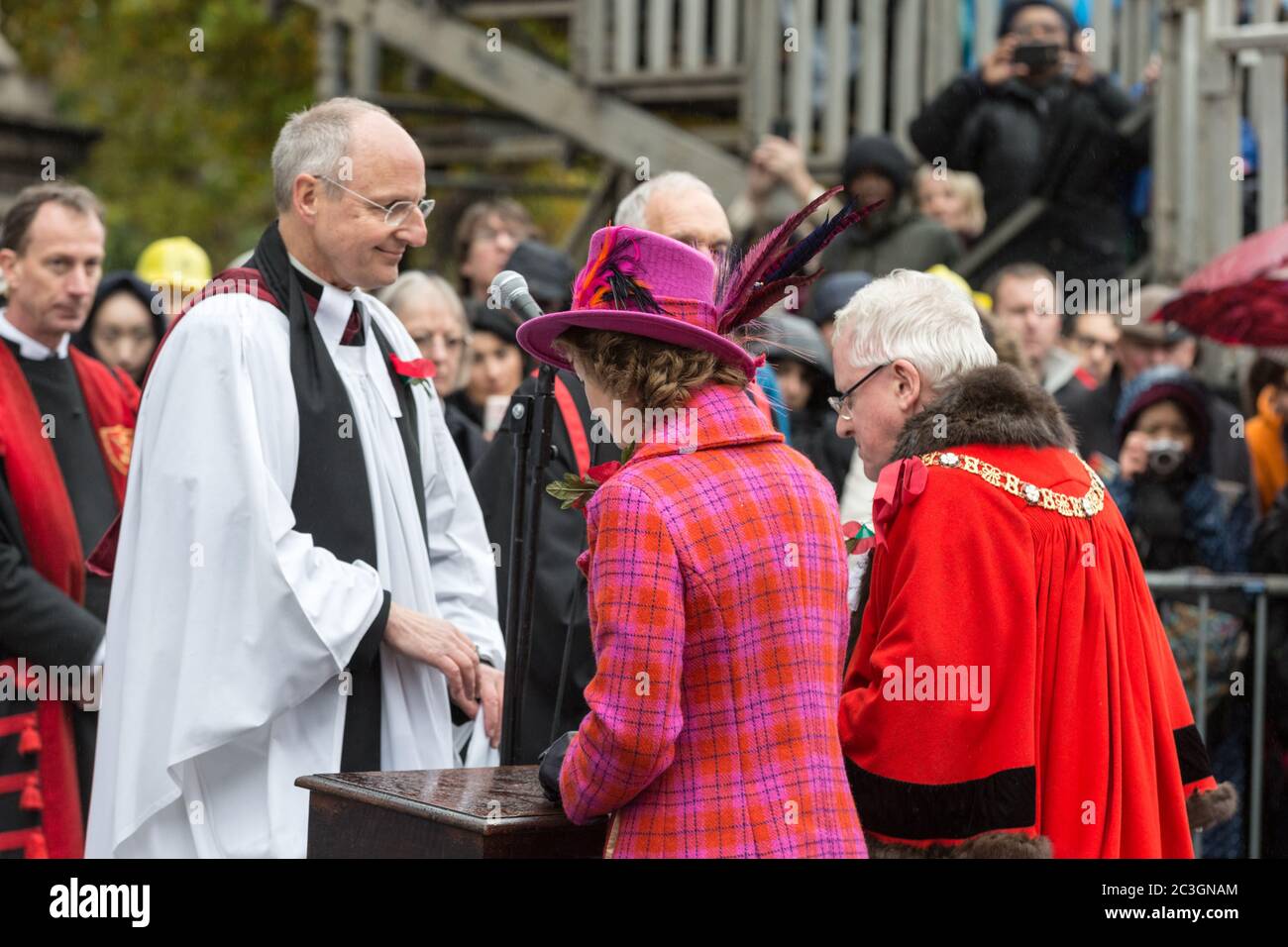Il nuovo sindaco della città di Londra, Andrew Parmley, e la signora Mayoress, ricevono una benedizione alla Cattedrale di St Paul, Mayor's Show, Londra Foto Stock