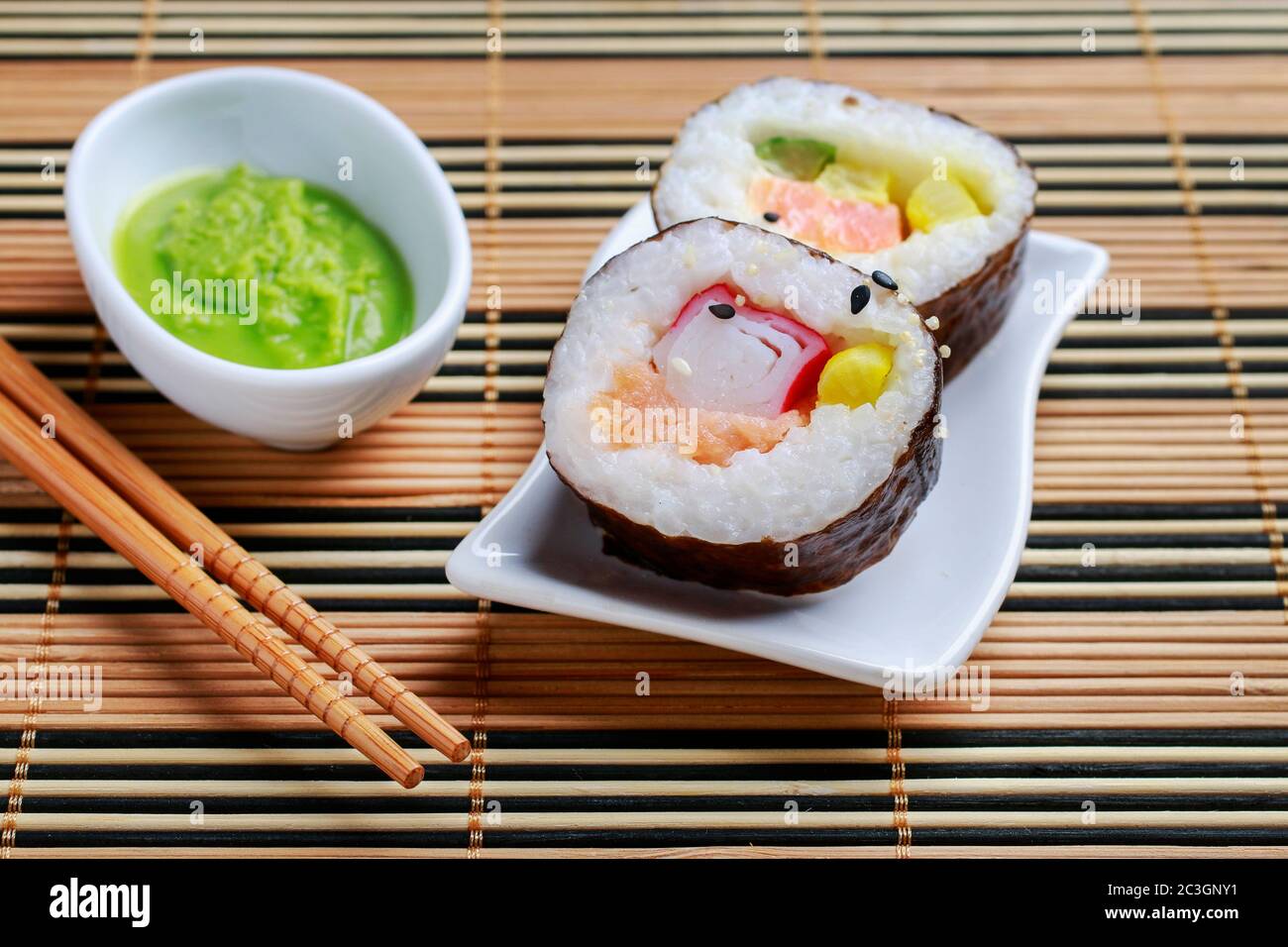 Sushi sul tavolo. Ora di pranzo Foto Stock