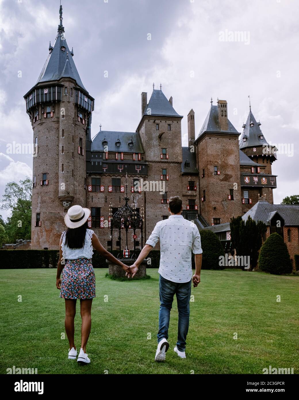 Uomini e donne di coppia visitano un castello nei Paesi Bassi, il castello di Haar Olanda Utrecht su una coppia luminosa e giovane uomini e donne Foto Stock