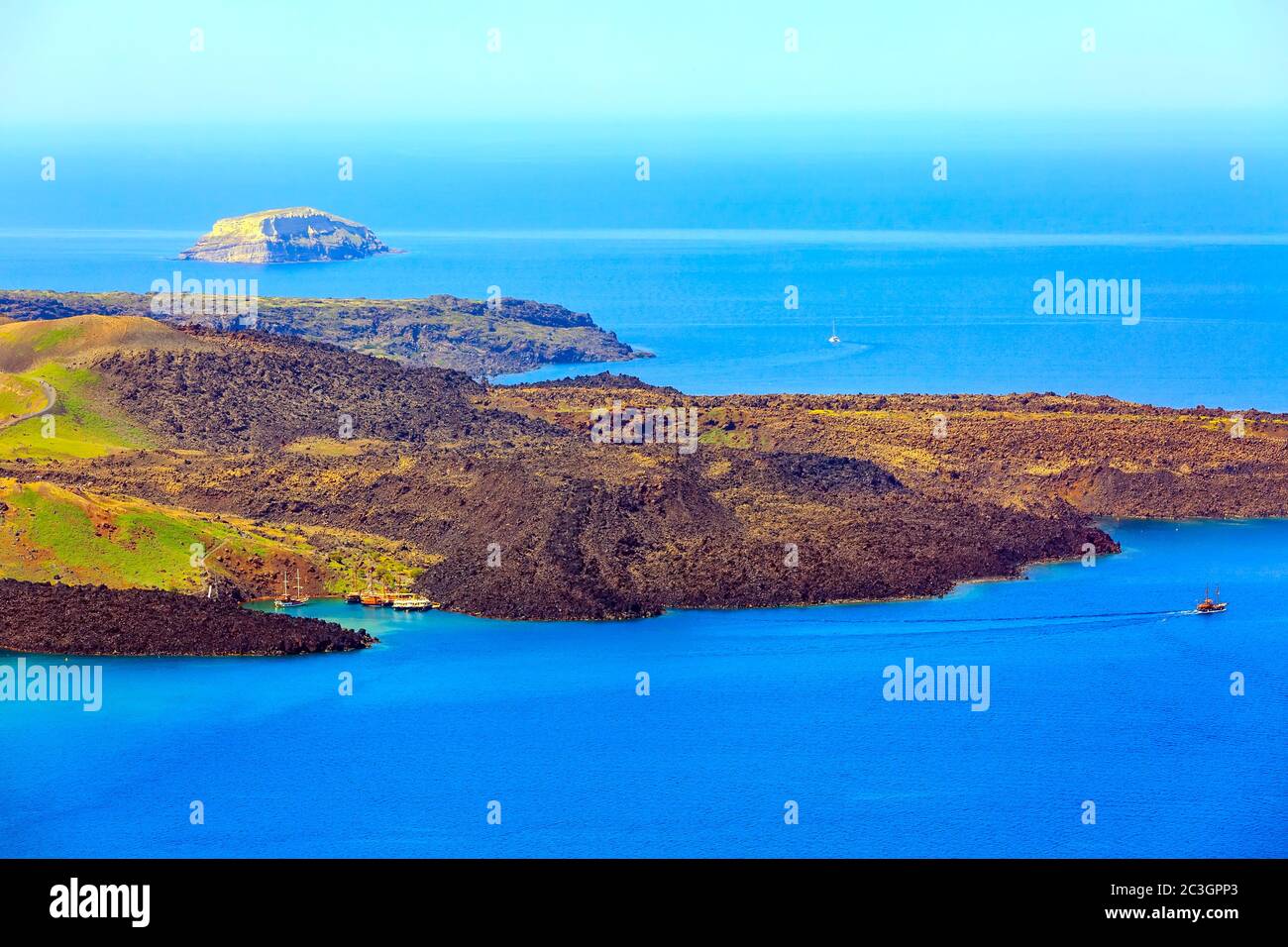 Navi al piccolo porto sul vulcano di Santorini, Grecia Foto Stock