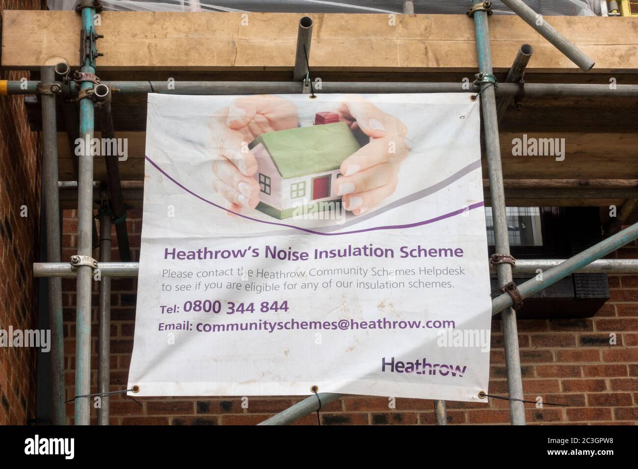 Nuove finestre sono state installate su una proprietà come parte del sistema di isolamento acustico di Heathrow, Hounslow, Londra ovest, Regno Unito. Foto Stock