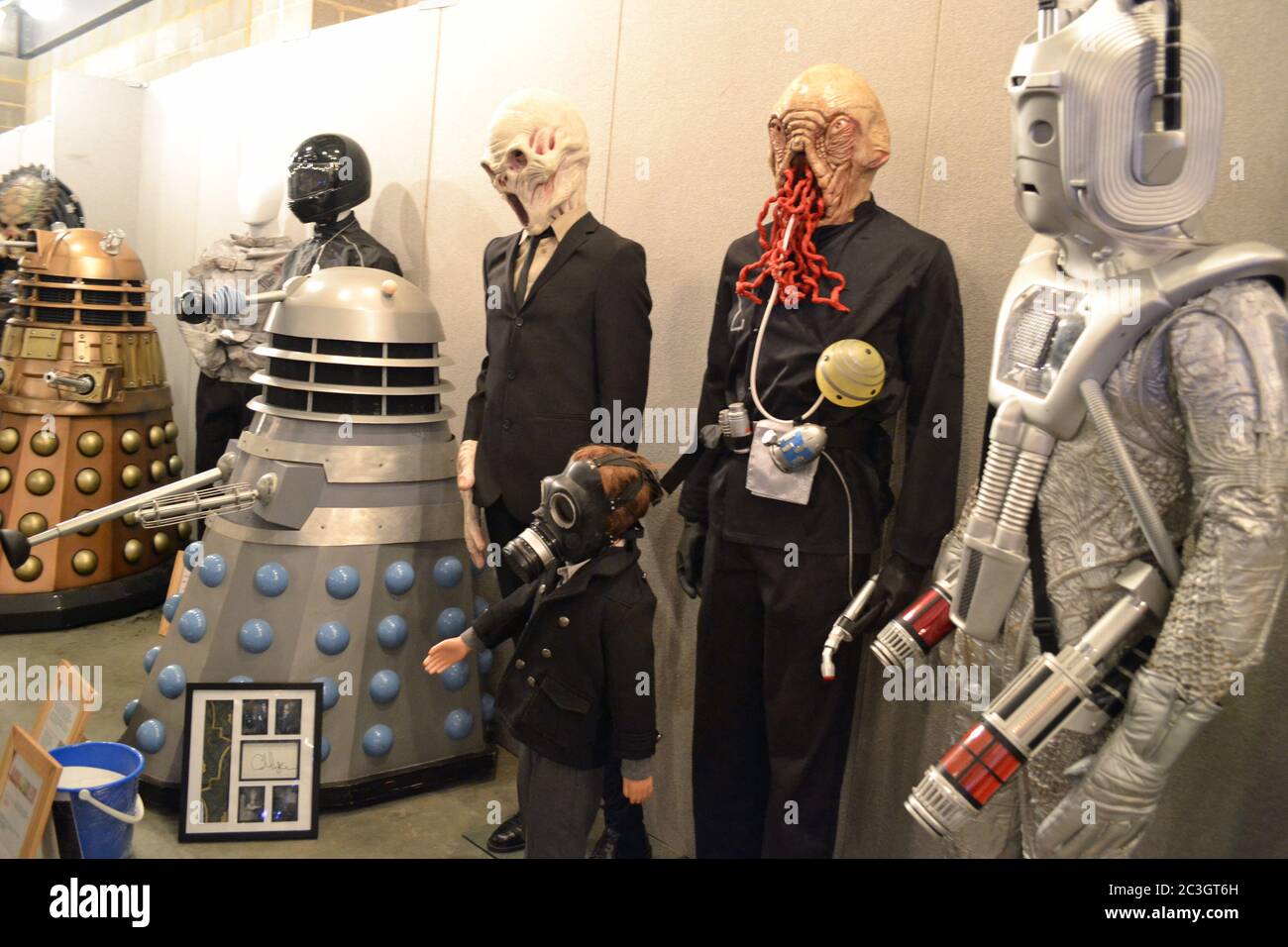 Medico che mostra con daleks, un buon, un ciberman e un silenzioso a Collectormania Milton Keynes, Buckinghamshire, Regno Unito. Evento comico che si tiene ogni anno Foto Stock