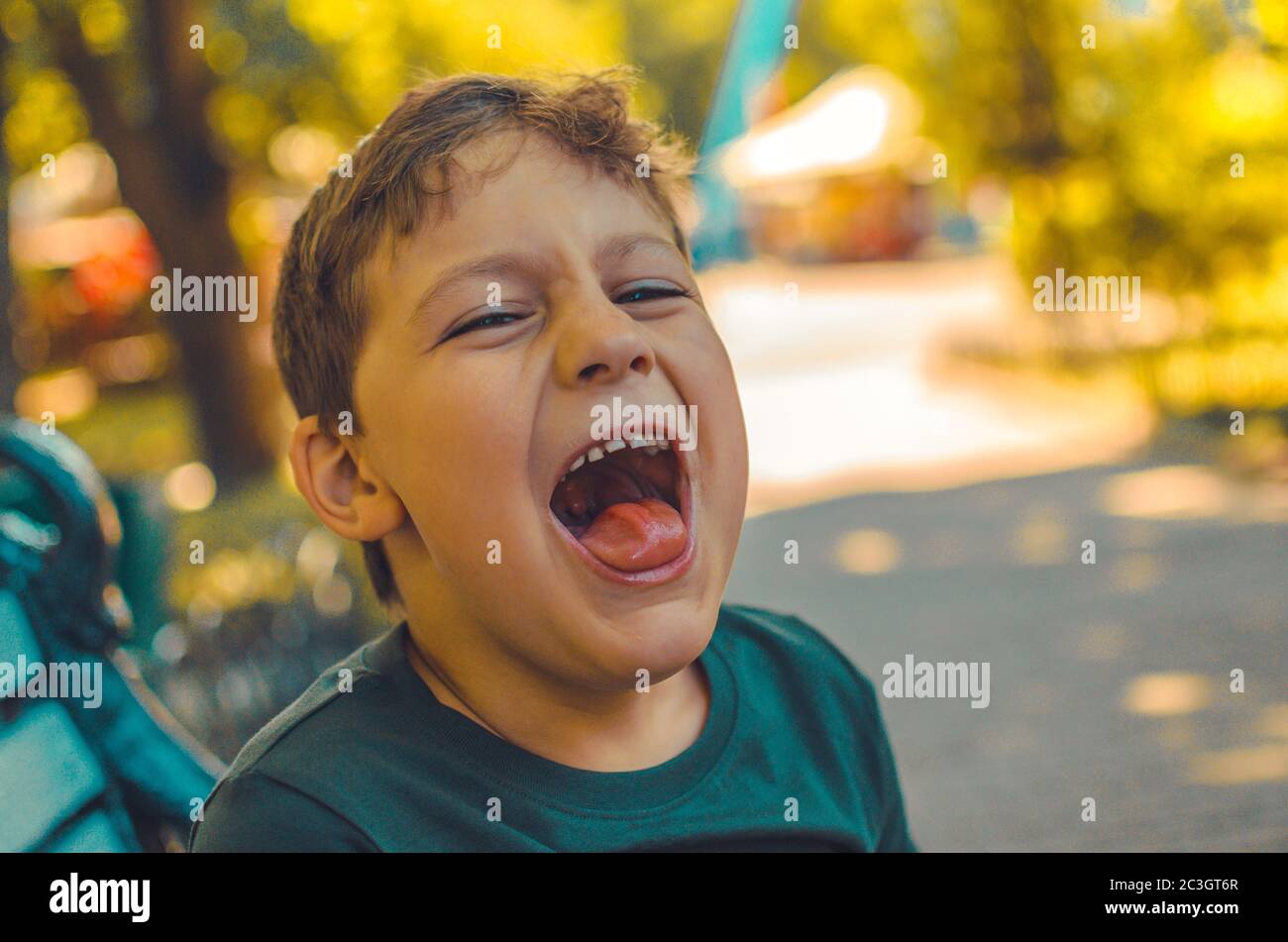 chiudi ritratto di un ragazzo ridente nella foresta Foto Stock