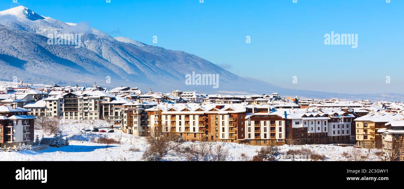 Case e montagne di neve panorama nella stazione sciistica bulgara Bansko Foto Stock