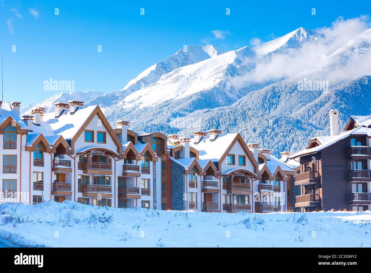 Case e montagne di neve panorama a Bansko, Bulgaria Foto Stock