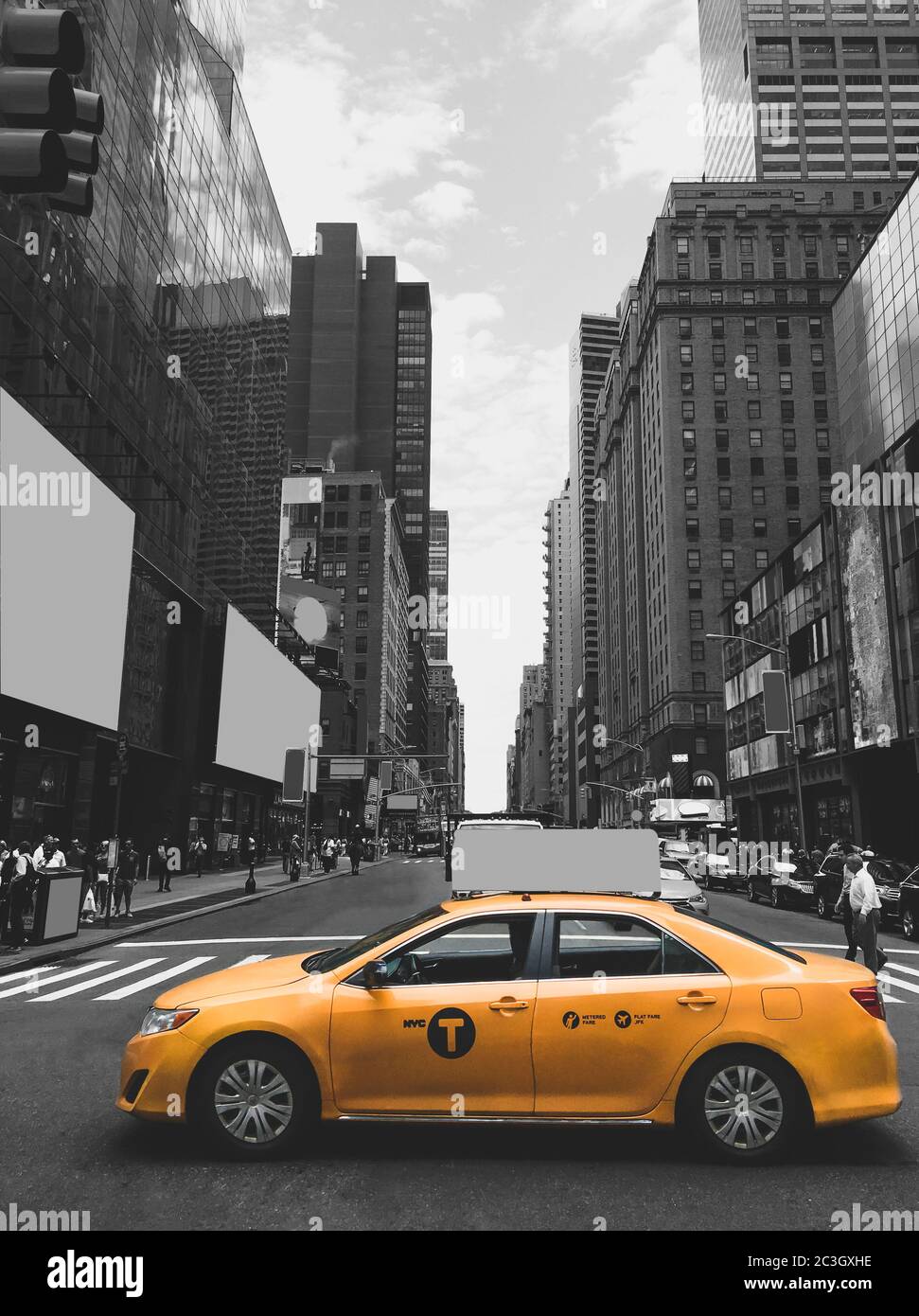 Classico taxi di New York City con il suo caratteristico colore giallo, parcheggiato su uno dei suoi viali più popolari, tra i suoi edifici alti Foto Stock