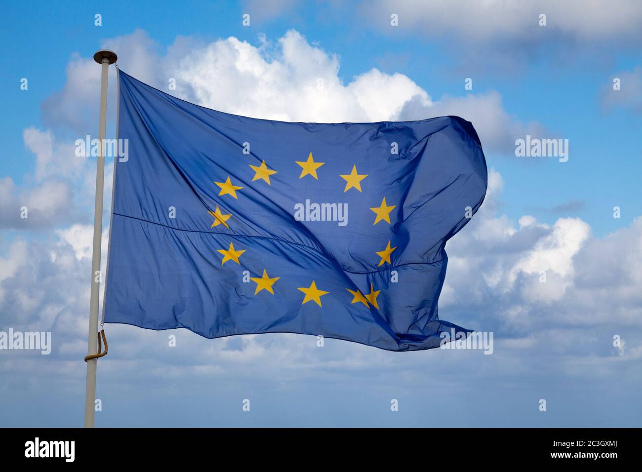 Bandiera dell'Unione europea che svetta in cima al suo palo. Foto Stock