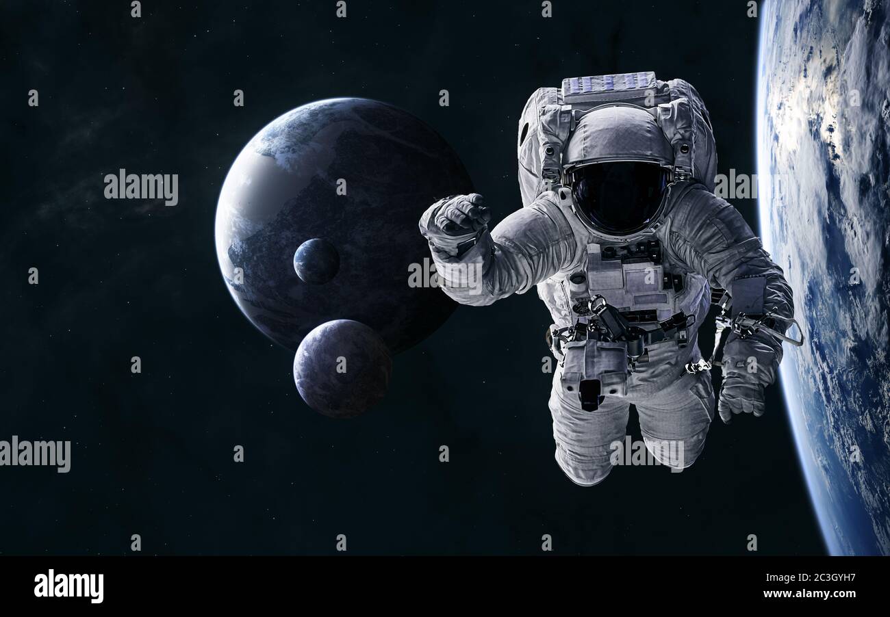 Astronauta sullo sfondo di pianeti in uno spazio profondo Foto Stock