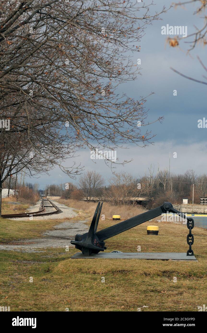 Anchor, Railway e Welland Canal vicino a King Street, Port Colborne. Foto Stock