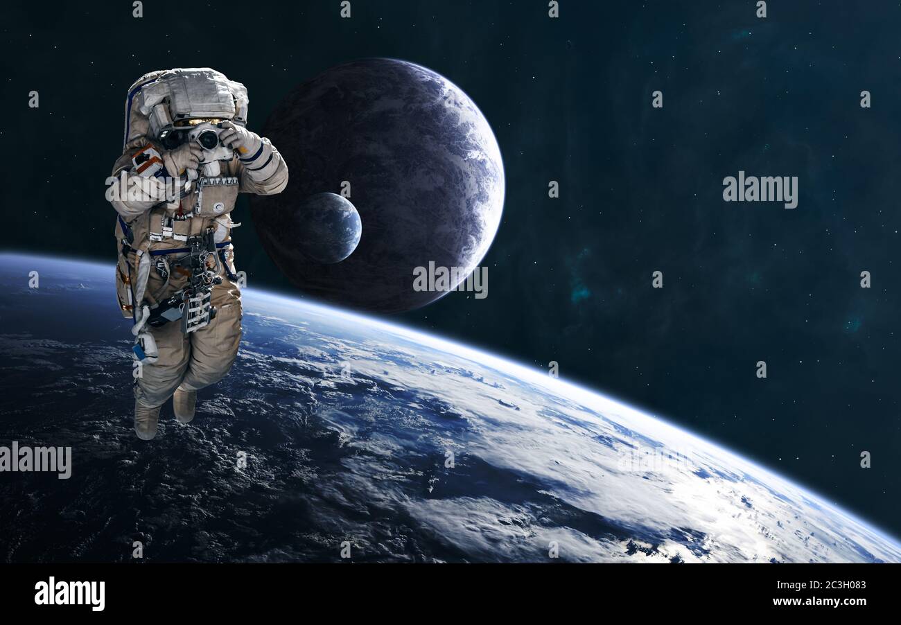 Astronauta sullo sfondo di pianeti in uno spazio profondo Foto Stock