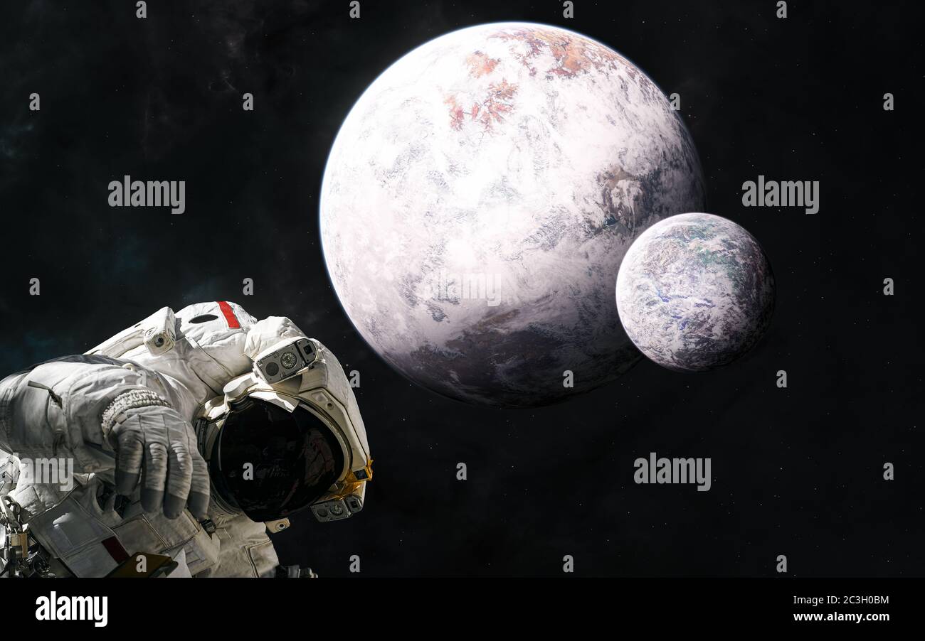 Astronauta, pianeti da qualche parte in uno spazio profondo Foto Stock