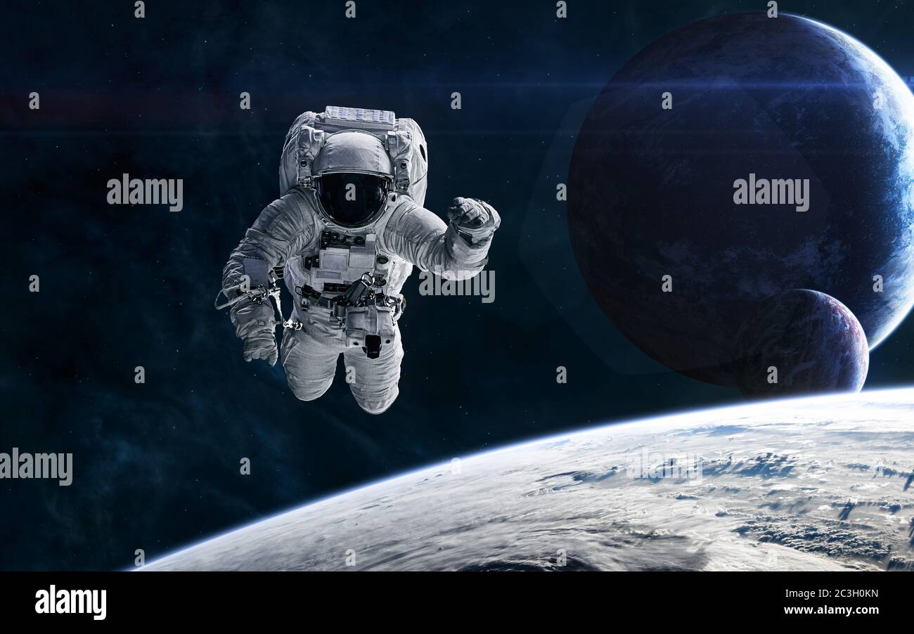 Astronauta sullo sfondo di pianeti in uno spazio profondo Foto Stock