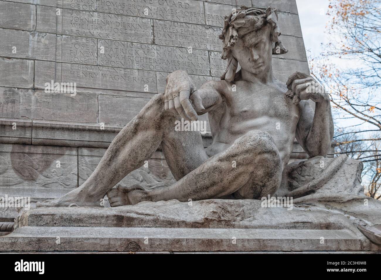 Il monumento USS Maine all'ingresso del Gate di Central Park al Columbus Circle a New York. Foto Stock