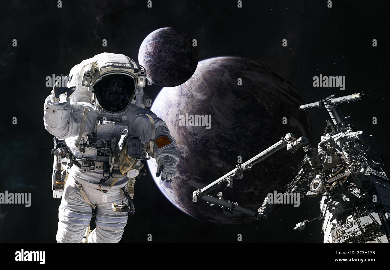 Astronauta, stazione spaziale, pianeti in uno spazio profondo Foto Stock