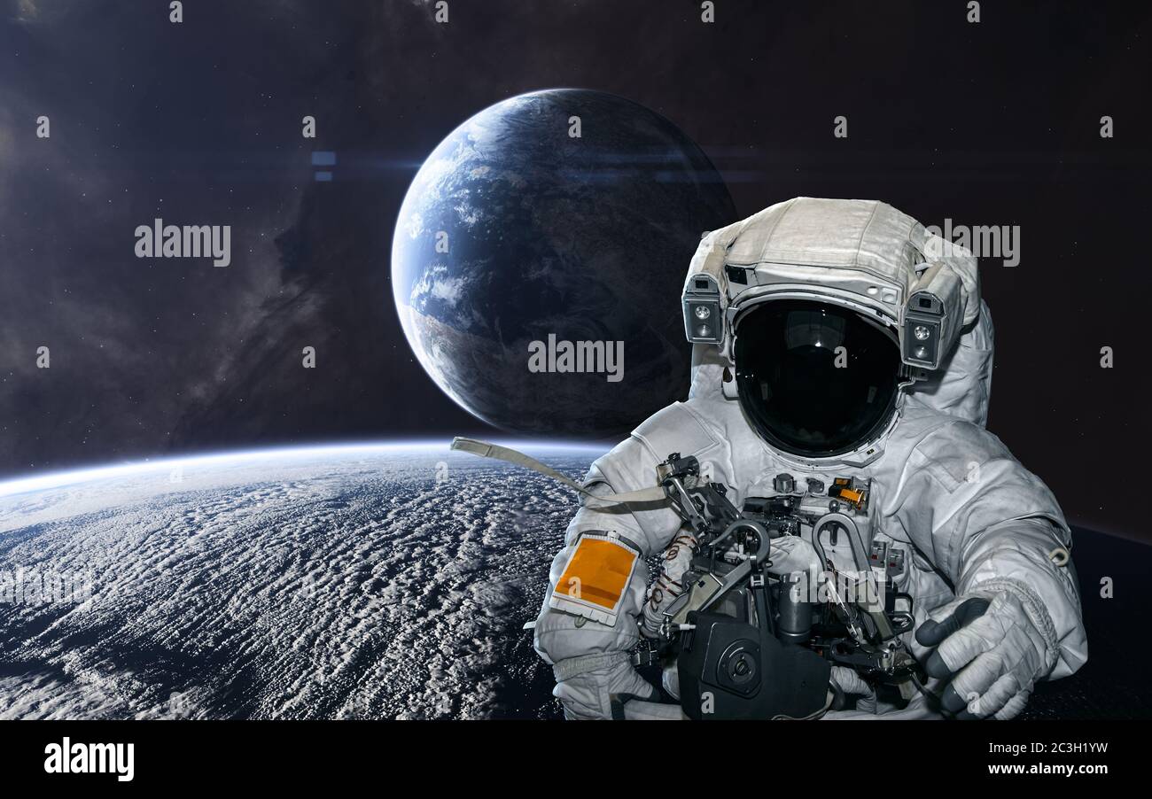 Astronauta sullo sfondo di pianeti in uno spazio profondo Foto Stock