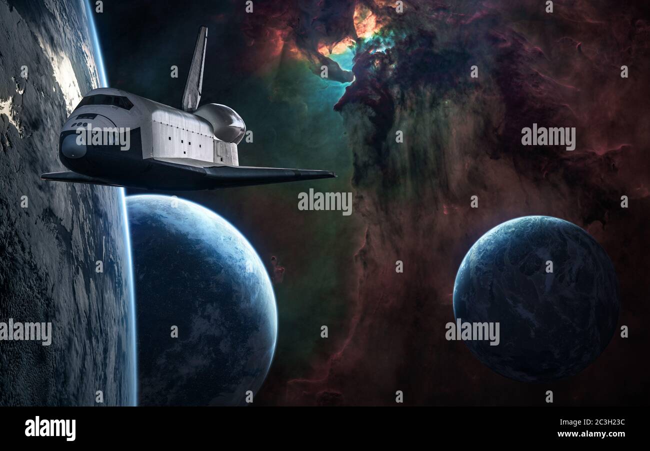Nebulose, navetta spaziale, pianeti, paesaggio cosmico Foto Stock