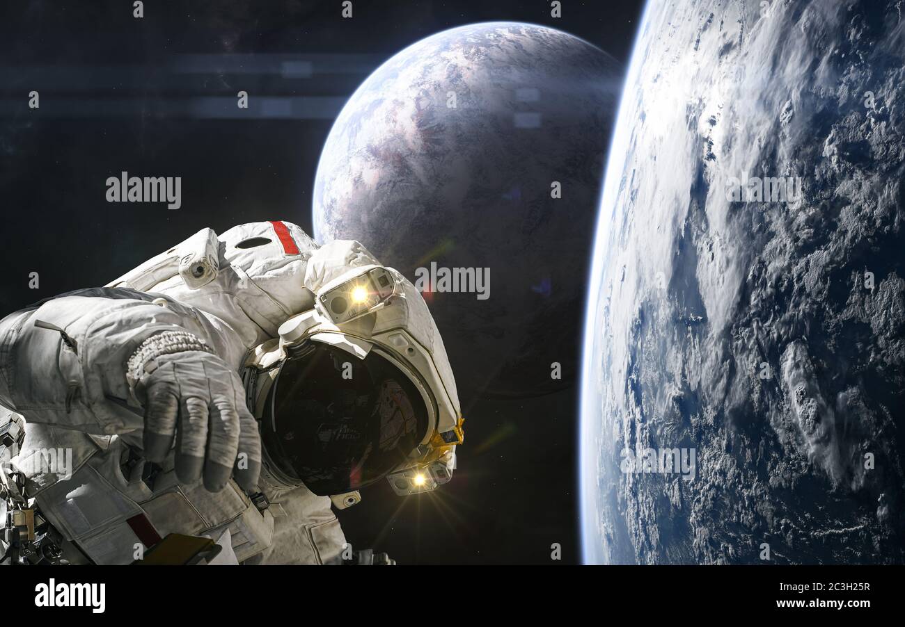 Astronauta, pianeti da qualche parte in uno spazio profondo Foto Stock