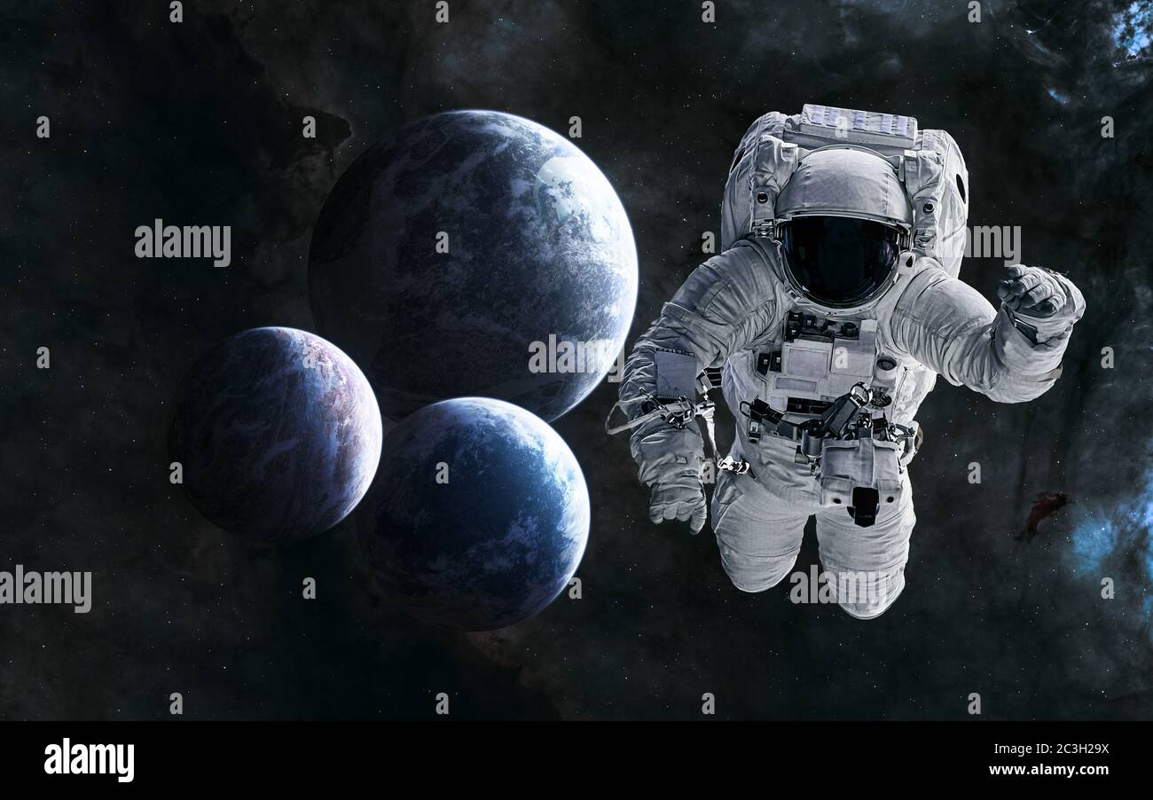 Astronauta sullo sfondo di pianeti in uno spazio profondo Foto Stock