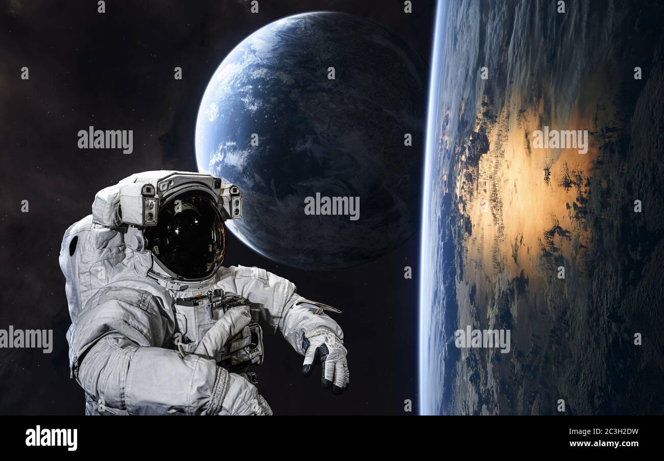 Astronauta sullo sfondo di pianeti in uno spazio profondo Foto Stock