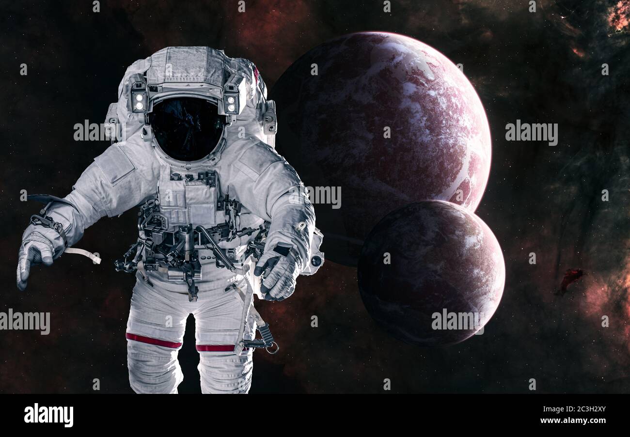 Astronauta sullo sfondo di pianeti in uno spazio profondo Foto Stock