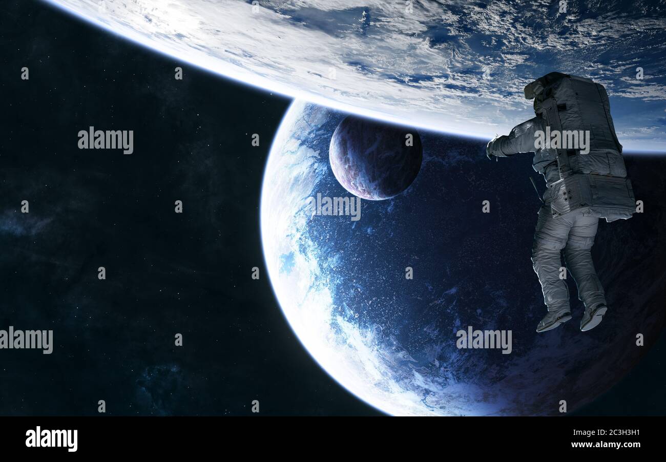 Astronauta sullo sfondo di pianeti in uno spazio profondo Foto Stock