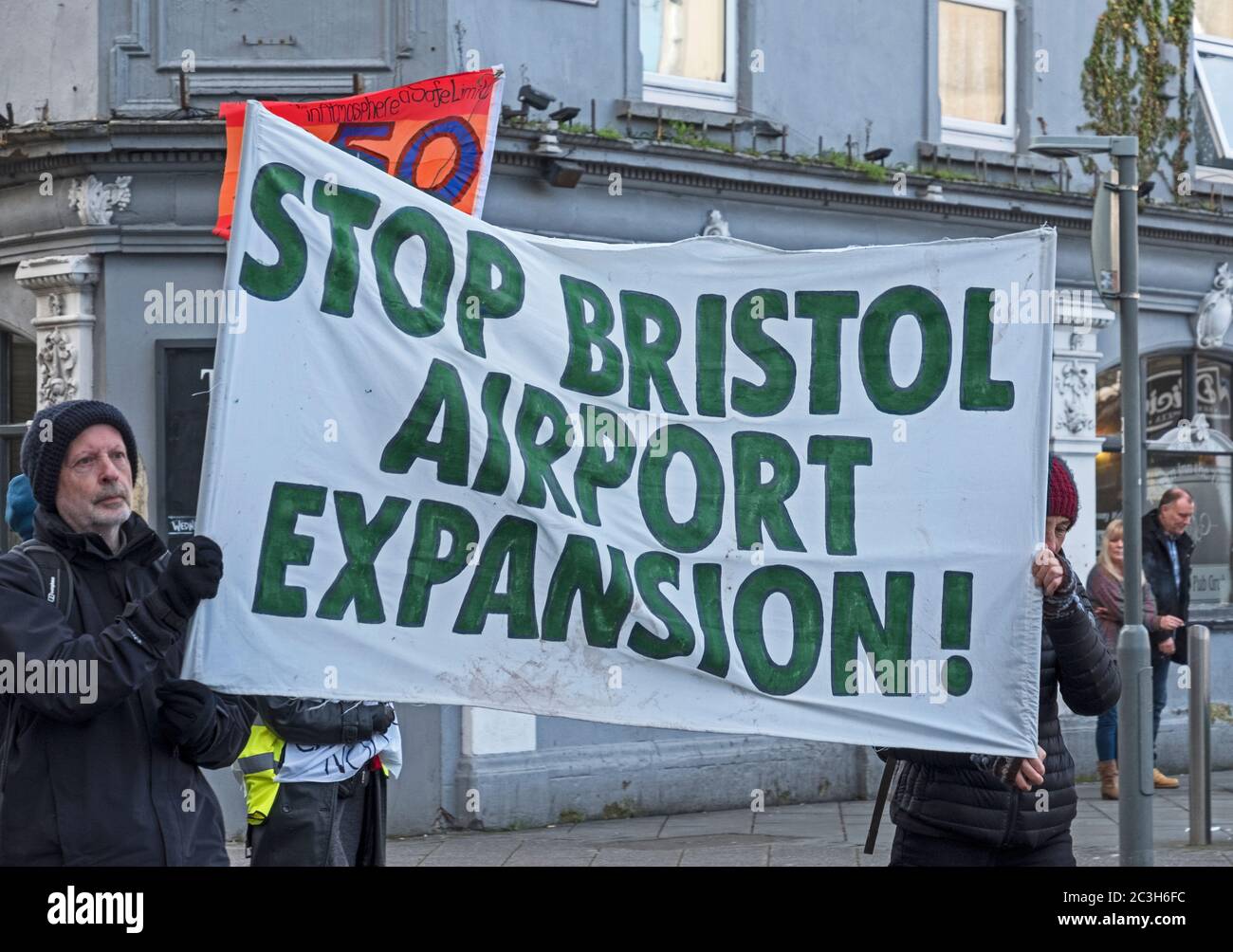 Weston-super-Mare, Regno Unito, 8 febbraio 2020. I manifestanti protestano contro la prevista espansione dell’aeroporto di Bristol in vista di una riunione del comitato di pianificazione e regolamentazione del Consiglio del North Somerset il 10 febbraio, che deciderà se approvare l’espansione. Foto Stock