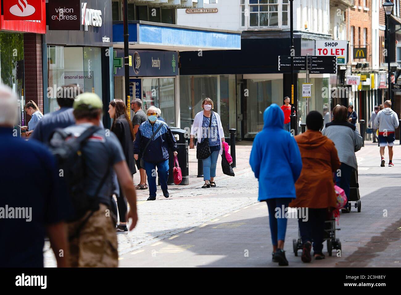 Ashford, Kent, Regno Unito. 20 giugno 2020. Dopo l'annuncio del governo che i negozi non essenziali possono aprire, la High Street del centro di Ashford sembra più trafficata di quanto non abbia fatto negli ultimi mesi della pandemia di Coronavirus durante il primo fine settimana di apertura dei negozi. Photo Credit: Paul Lawrenson/Alamy Live News Foto Stock