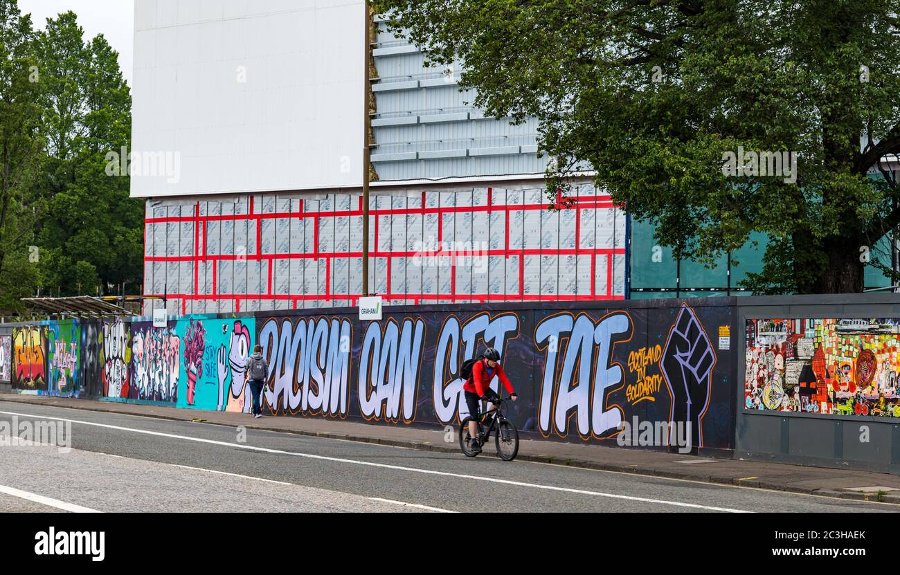 Graffiti anti-razzismo di Graffiti Collective, stadio sportivo di Meadowbank, Edimburgo, Scozia, Regno Unito Foto Stock
