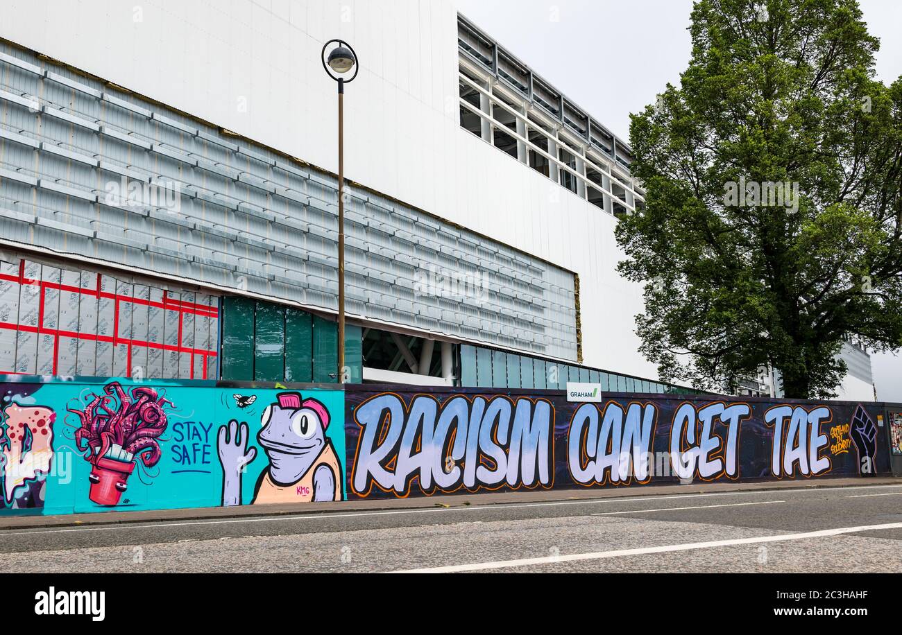 Graffiti anti-razzismo di Graffiti Collective, stadio sportivo di Meadowbank, Edimburgo, Scozia, Regno Unito Foto Stock