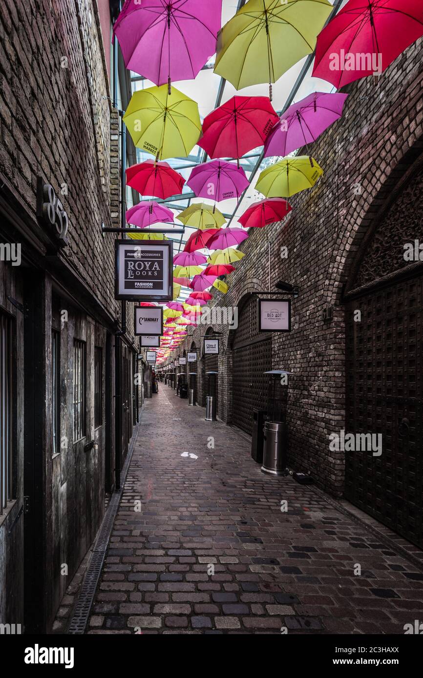 Un vicolo con ombrelloni colorati in alto a Camden Market, Londra durante la pandemia del coronavirus a Londra. Foto Stock