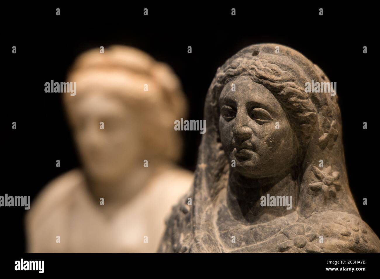 Leiden, Paesi Bassi - 04 GENNAIO 2020: Primo piano di una statua in pietra di una donna con un'altra statua sfocata sullo sfondo dell'antica Cipro. Foto Stock