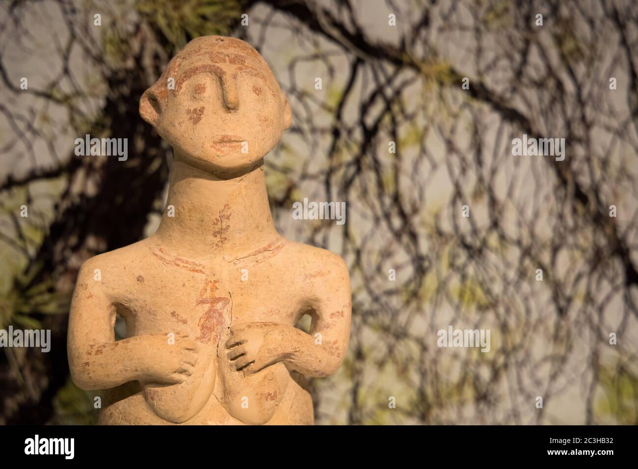 Leiden, Paesi Bassi - 04 GENNAIO 2020: Antica statua in terracotta di una donna dell'antica Cipro. Culto della fertilità. Foto Stock