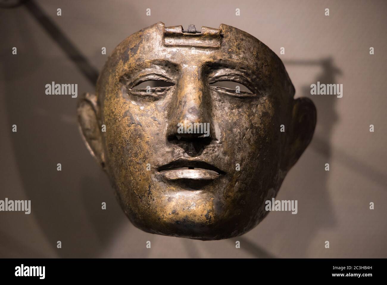 Leiden, Paesi Bassi - 04 GENNAIO 2020: Primo piano di una vecchia maschera visiera dell'antica Roma, trovata nei Paesi Bassi. Antico Impero Romano. In ferro Foto Stock