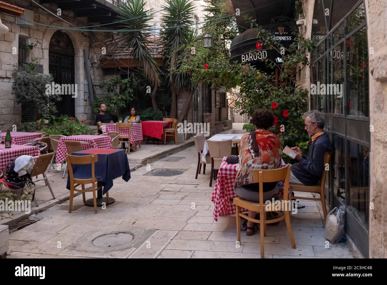 Persone che siedono nel ristorante Barood nel cortile Feingold tra Jaffa Road e Rivlin Street a Nahalat Shiva un vicolo fiancheggiato da caffè e bar marciapiede, Gerusalemme Ovest Israele Foto Stock