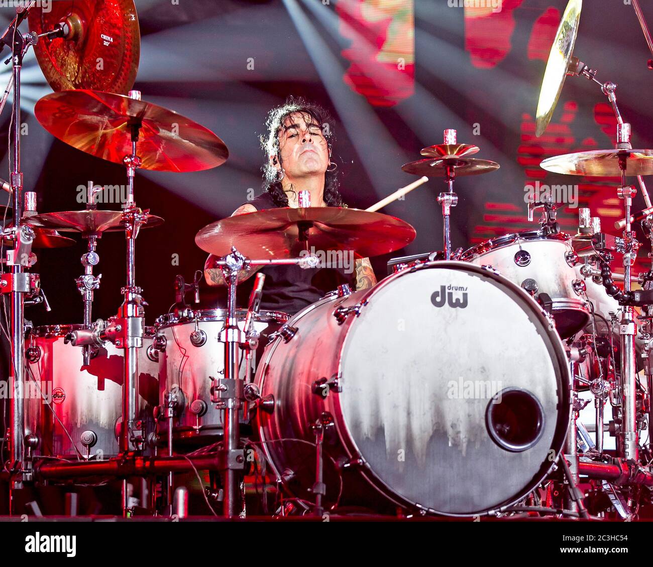 Il batterista Alex Gonzalez, El Animal, suona con la band pop-rock messicana Mana all'American Airlines Arena di Miami, Florida. Foto Stock