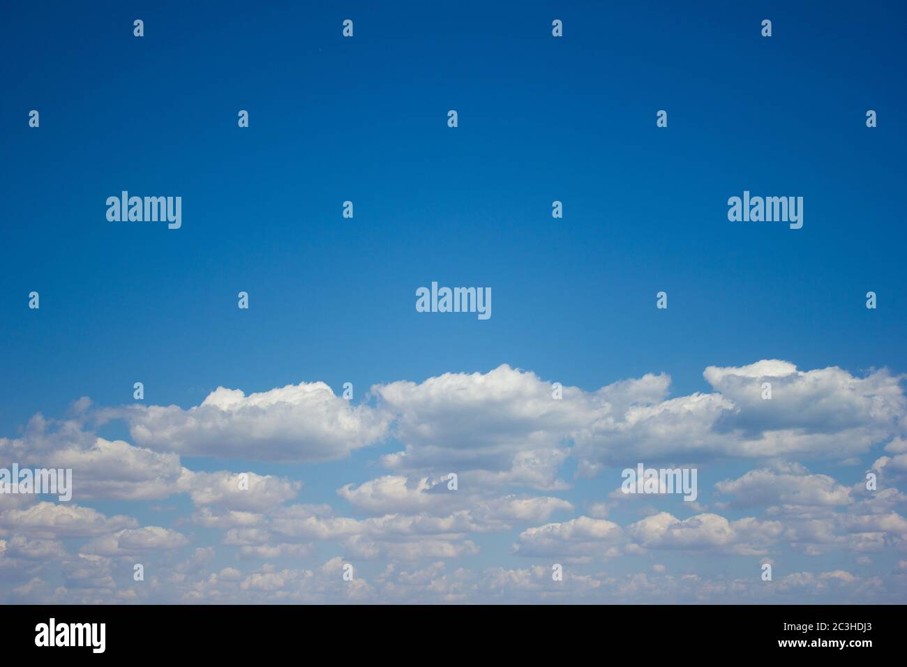 Cielo blu nuvole sfondo texture turchese sole nuvoloso celeste Foto Stock