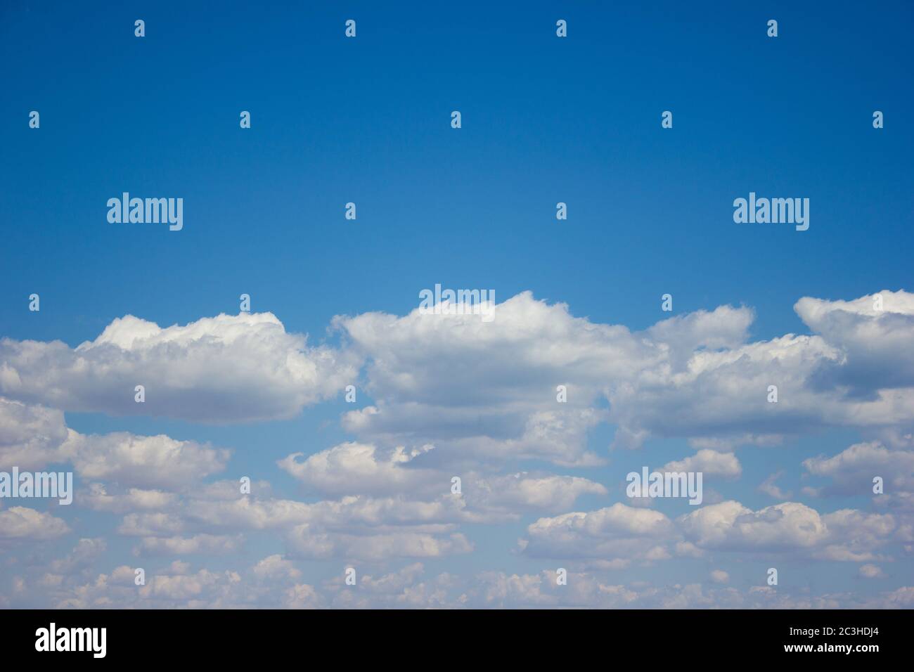 Cielo blu nuvole sfondo texture turchese sole nuvoloso celeste Foto Stock