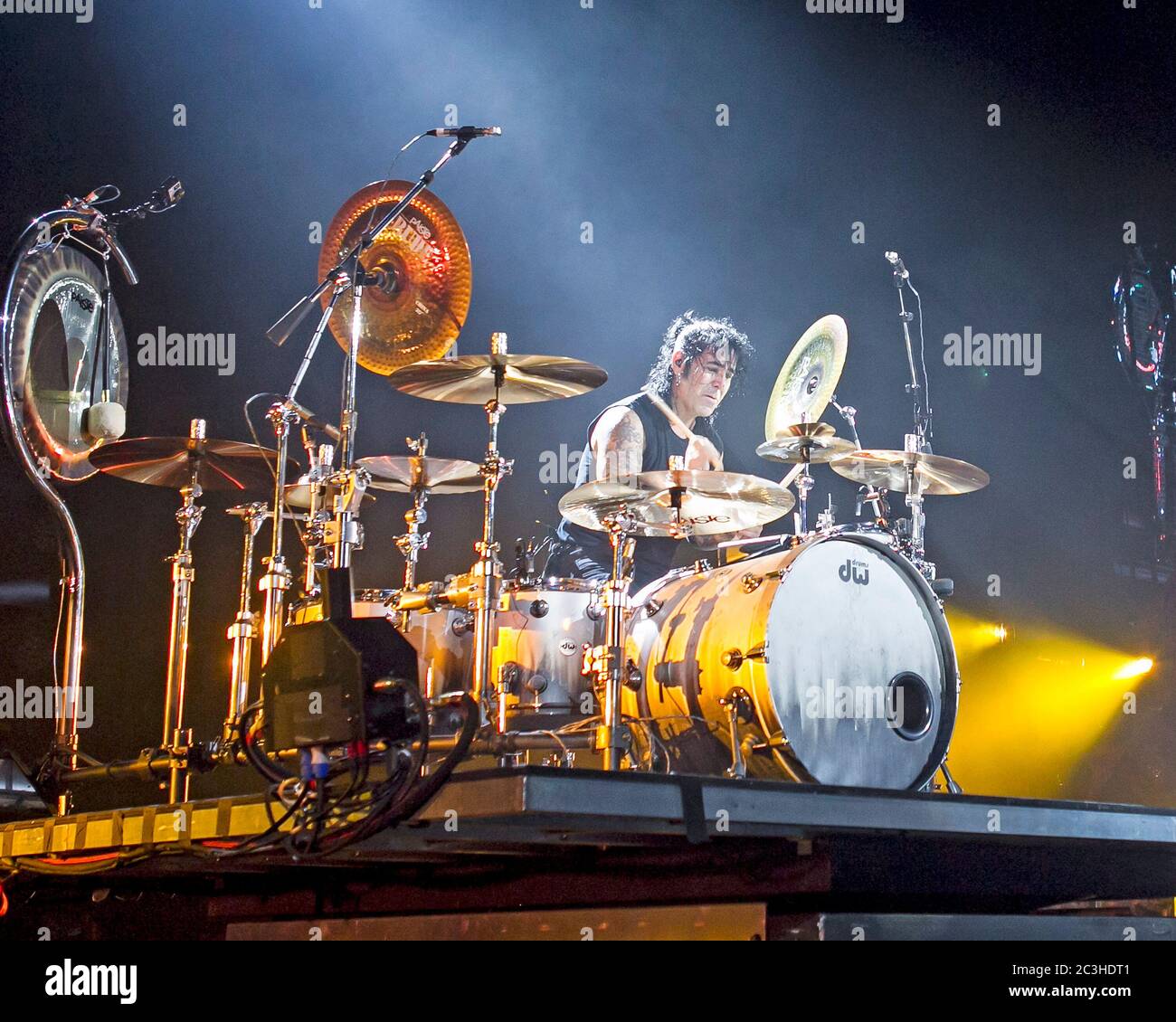 Il batterista Alex Gonzalez, El Animal, suona con la band pop-rock messicana Mana all'American Airlines Arena di Miami, Florida. Foto Stock