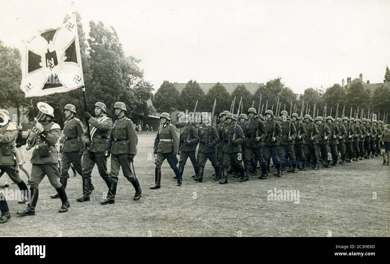 Seconda guerra mondiale - seconda guerra mondiale - parata militare - soldati tedeschi con bandiera nazista Foto Stock