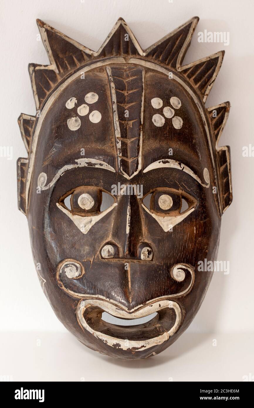 Maschera tribale Africana in legno intagliato d'epoca Foto Stock