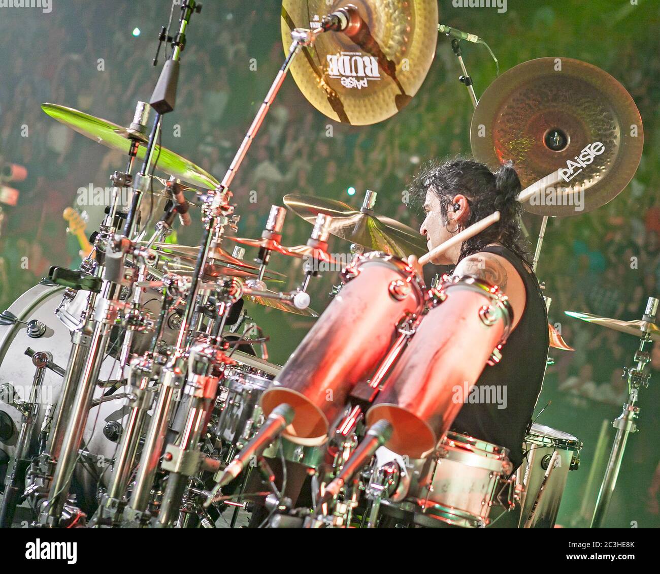 Il batterista Alex Gonzalez, El Animal, suona con la band pop-rock messicana Mana all'American Airlines Arena di Miami, Florida. Foto Stock