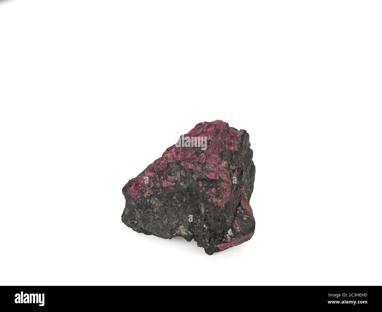 Un rosso rubino naturale nella roccia Foto Stock