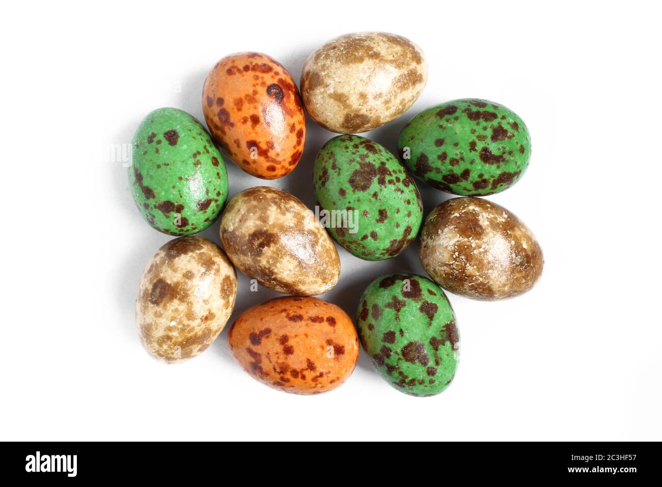 Colorate uova di cioccolato isolate su sfondo bianco Foto Stock