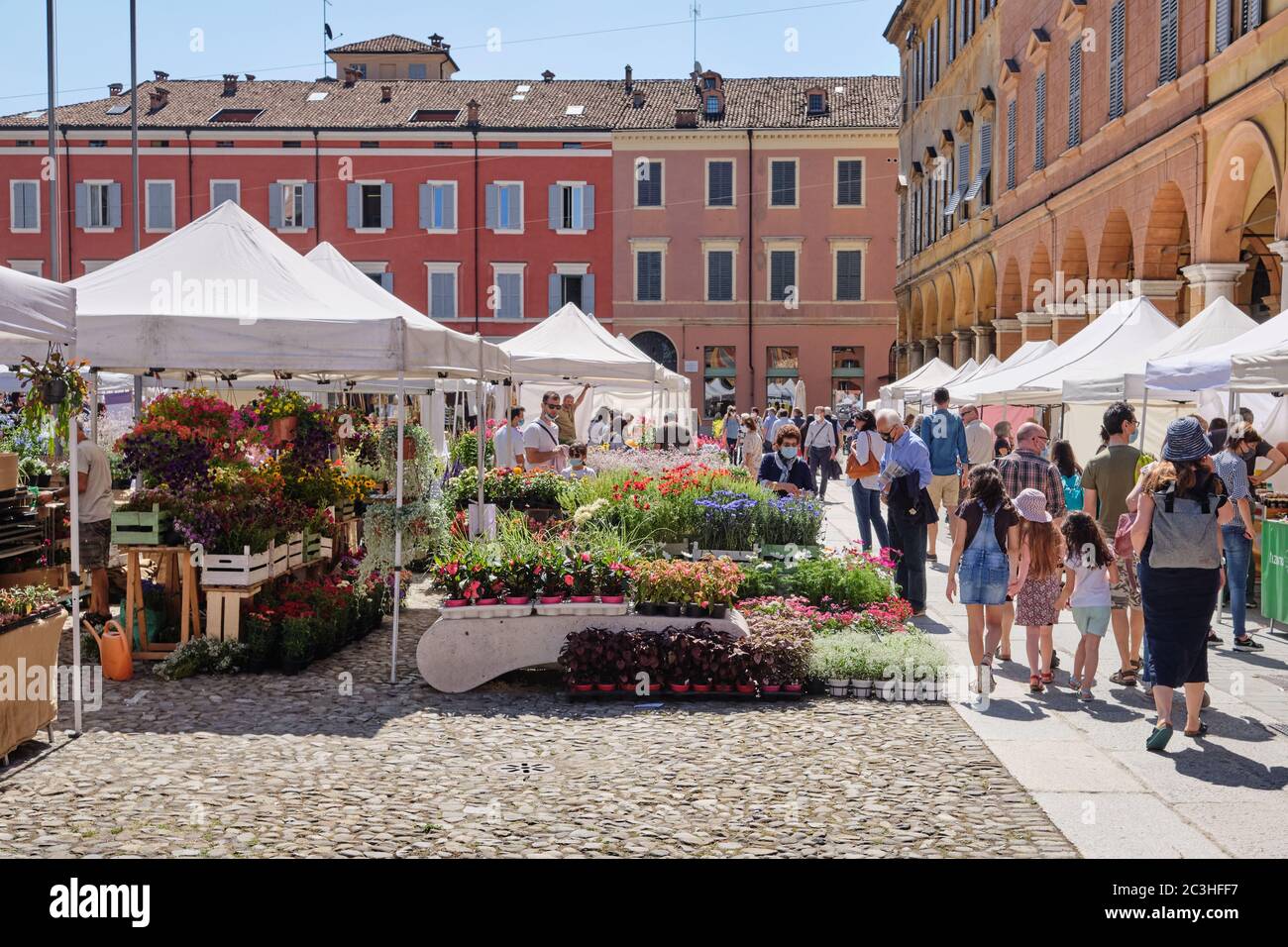 Modena, Italia - 13 2020 giugno: Bancarelle all'aperto in una giornata di sole, nel centro storico della città emiliana Foto Stock