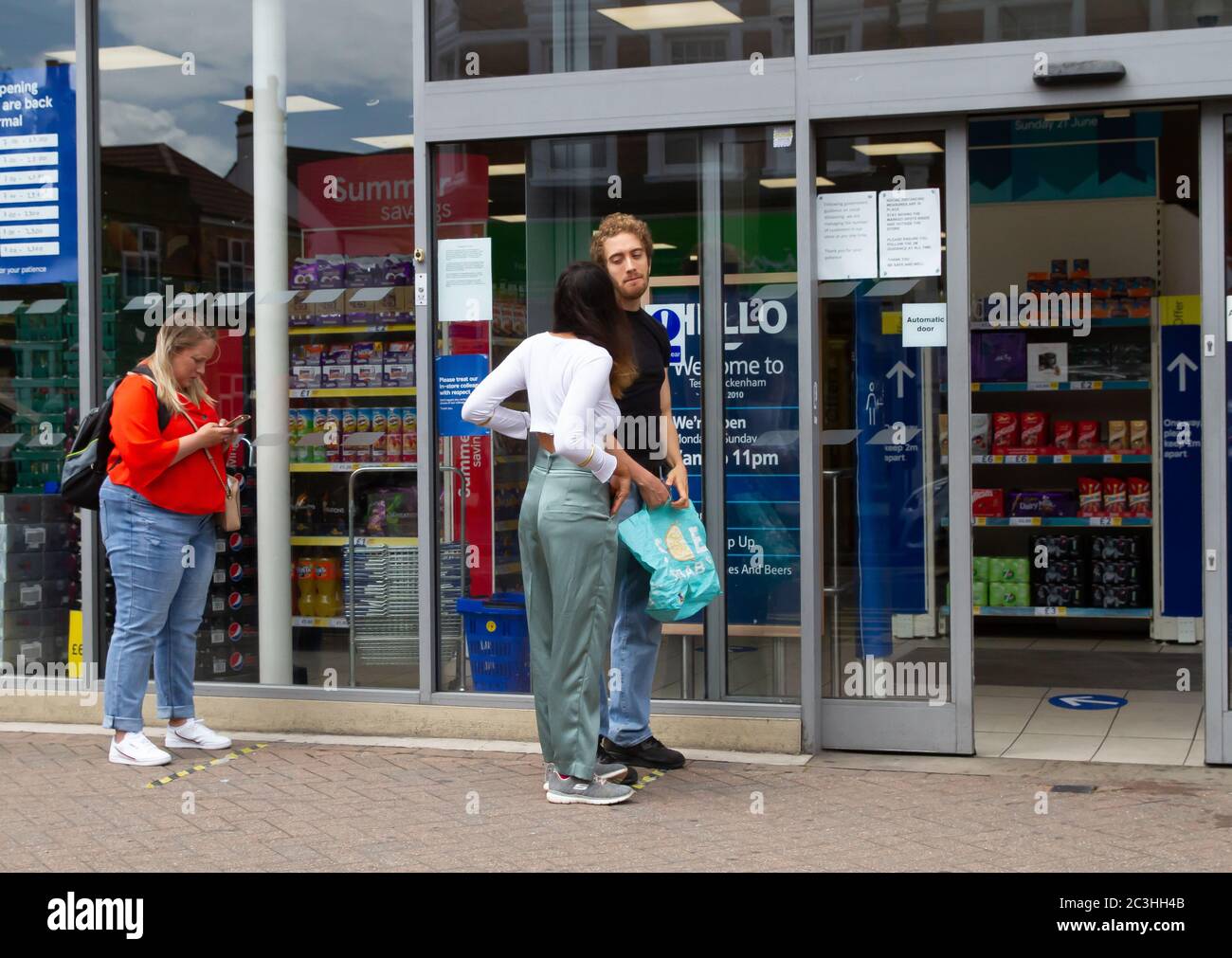Beckenham, Regno Unito, 20 giugno 2020, la gente segue le regole di allontanamento sociale mentre accodano per andare nei negozi in Beckenham High Street, Kent. La strada è molto più trafficata ora che molti negozi non essenziali hanno riaperto.Credit: Keith Larby/Alamy Live News Foto Stock