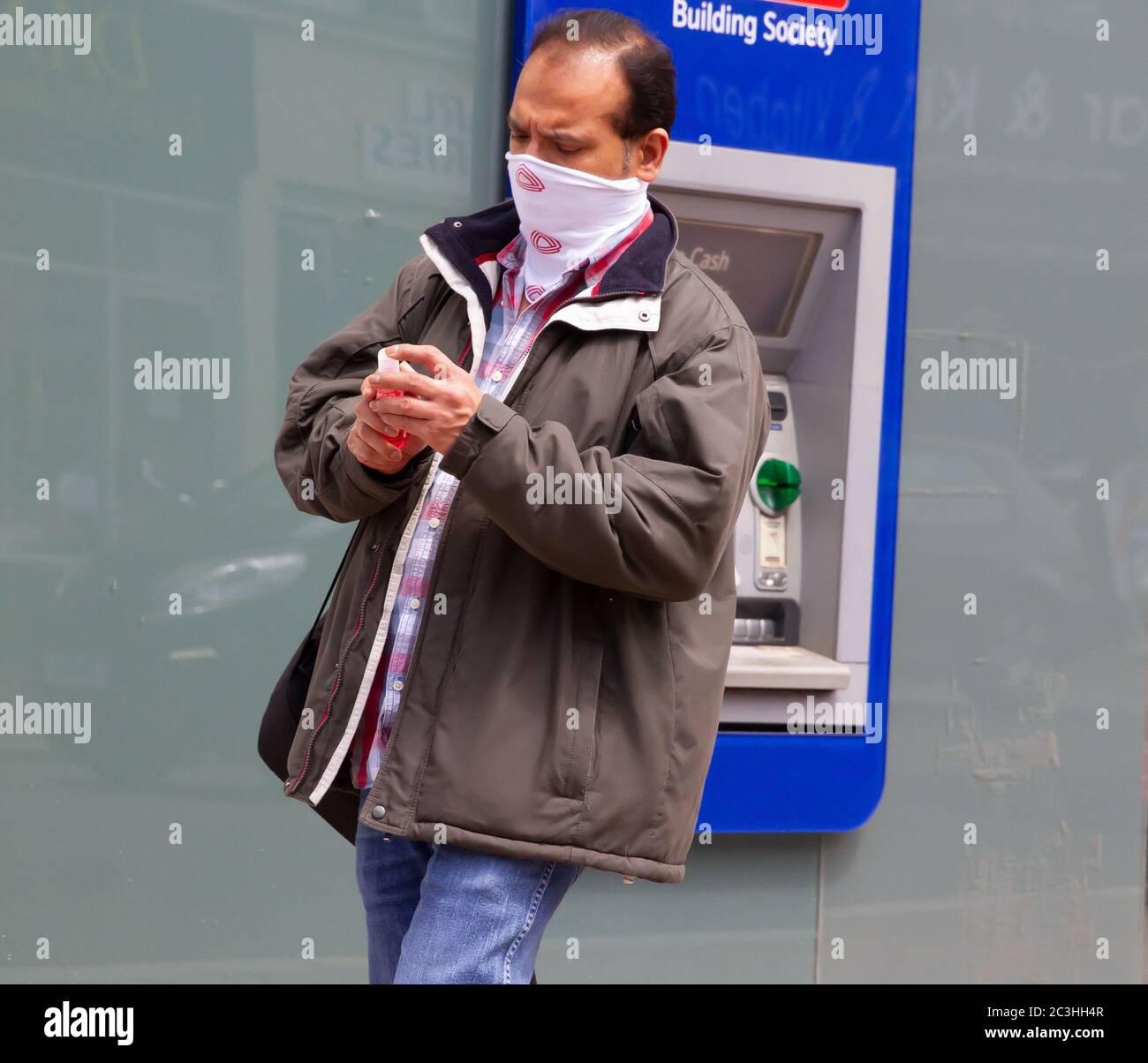 Beckenham, Regno Unito, 20 giugno 2020, la gente segue le regole di allontanamento sociale mentre accodano per andare nei negozi in Beckenham High Street, Kent. La strada è molto più trafficata ora che molti negozi non essenziali hanno riaperto.Credit: Keith Larby/Alamy Live News Foto Stock